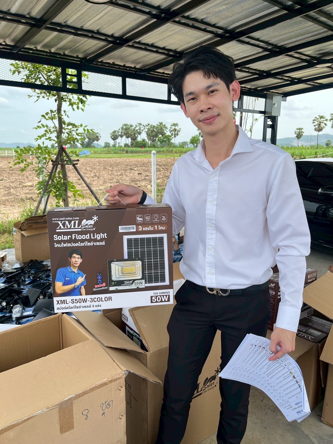 ไฟสปอตไลท์โซล่าเซลล์ 50 Watt กล่องสีน้ำตาล (เปิดได้ 3 แสง)