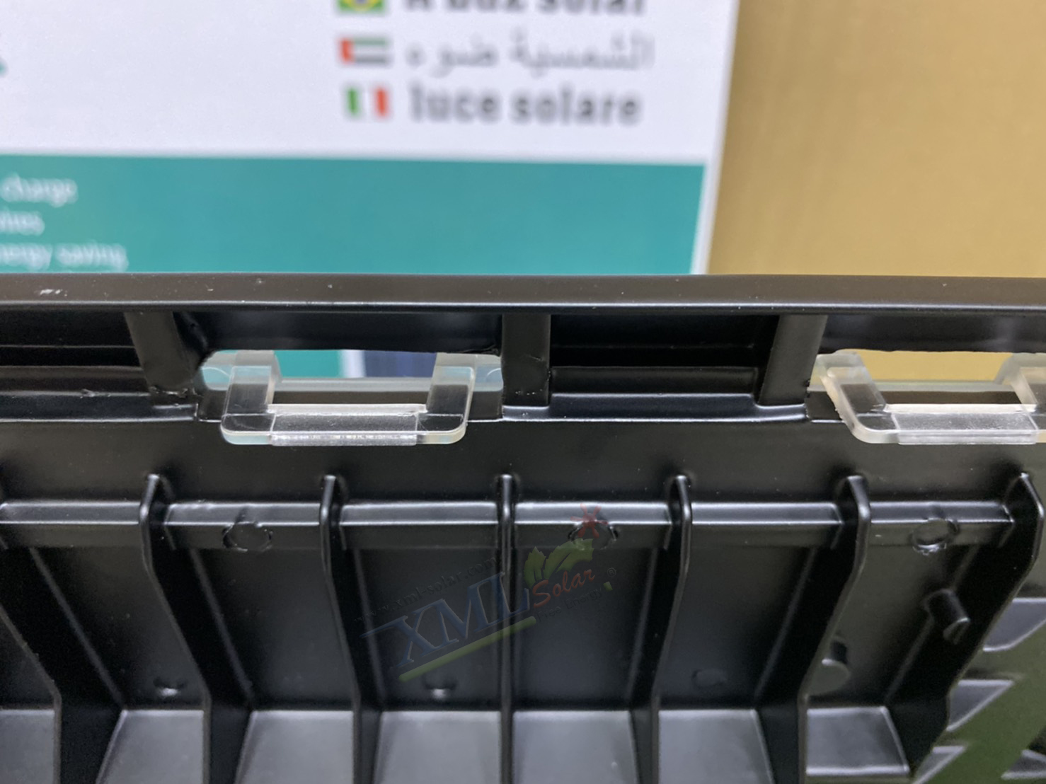 ไฟสปอตไลท์โซล่าเซลล์ 200W SLIM (แสง : เหลืองวอมไวท์)