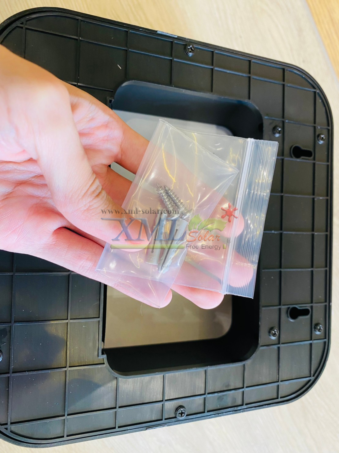 ไฟติดผนังโซล่าเซลล์ ปลูกต้นไม้จิ๋วได้ + Motion (เเสง : ขาว)