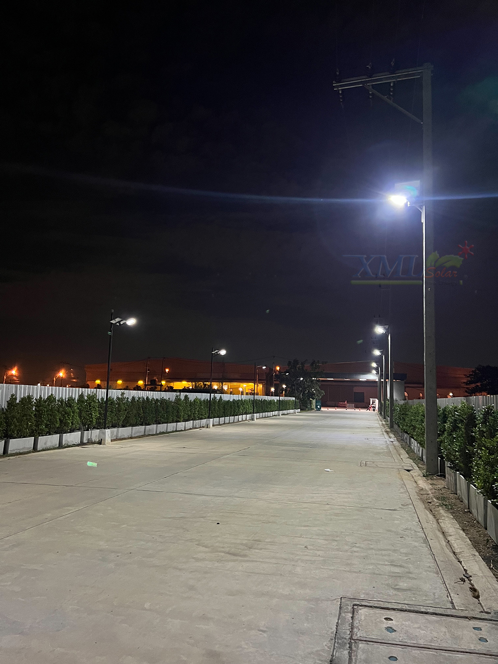 โคมไฟถนนโซล่าเซลล์อัจฉริยะ (รุ่น 9,000Lumens + แผง 100 W) (แสง : ขาว)