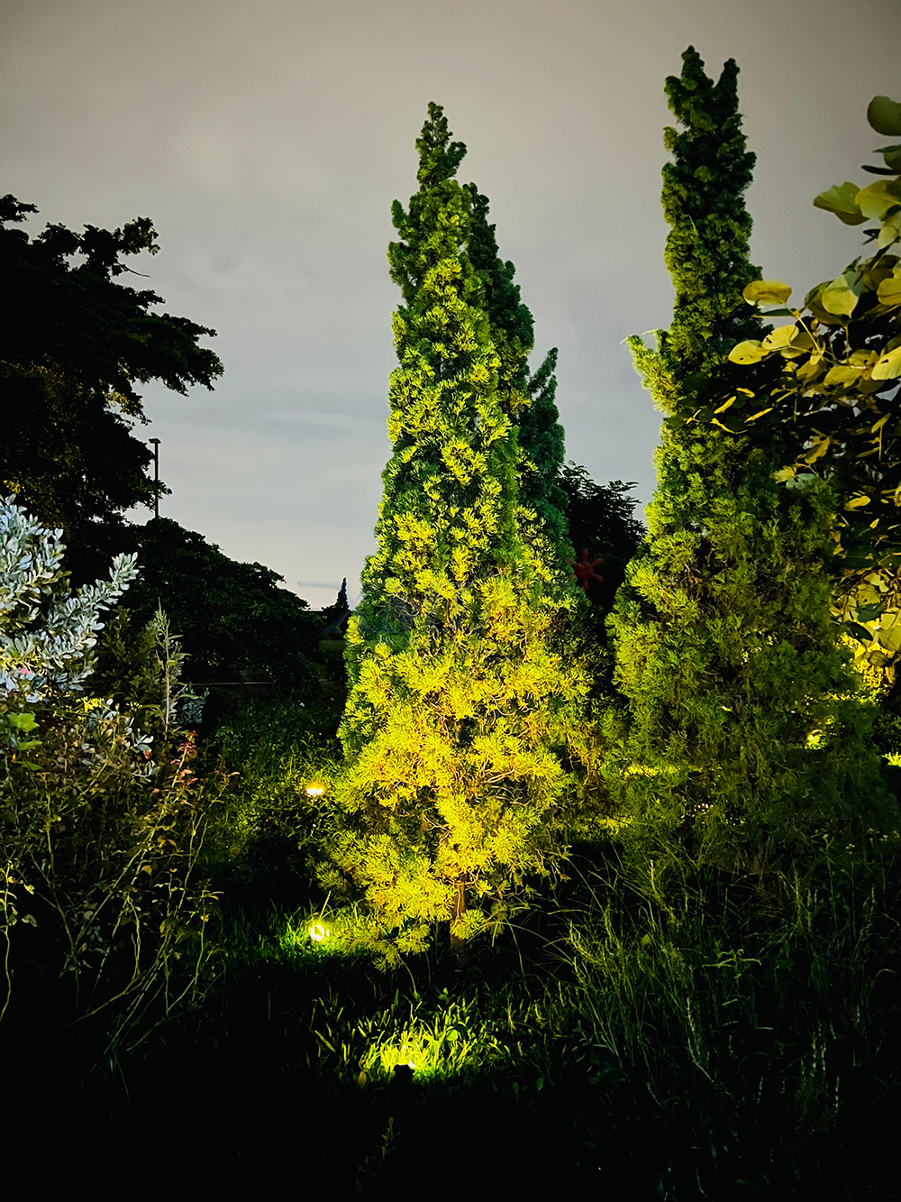 สปอร์ตไลท์ปักสนามโซล่าเซลล์ DC-17 รุ่น 4 หัว สาย 3 เมตร (แสง : เหลืองวอมไวท์)