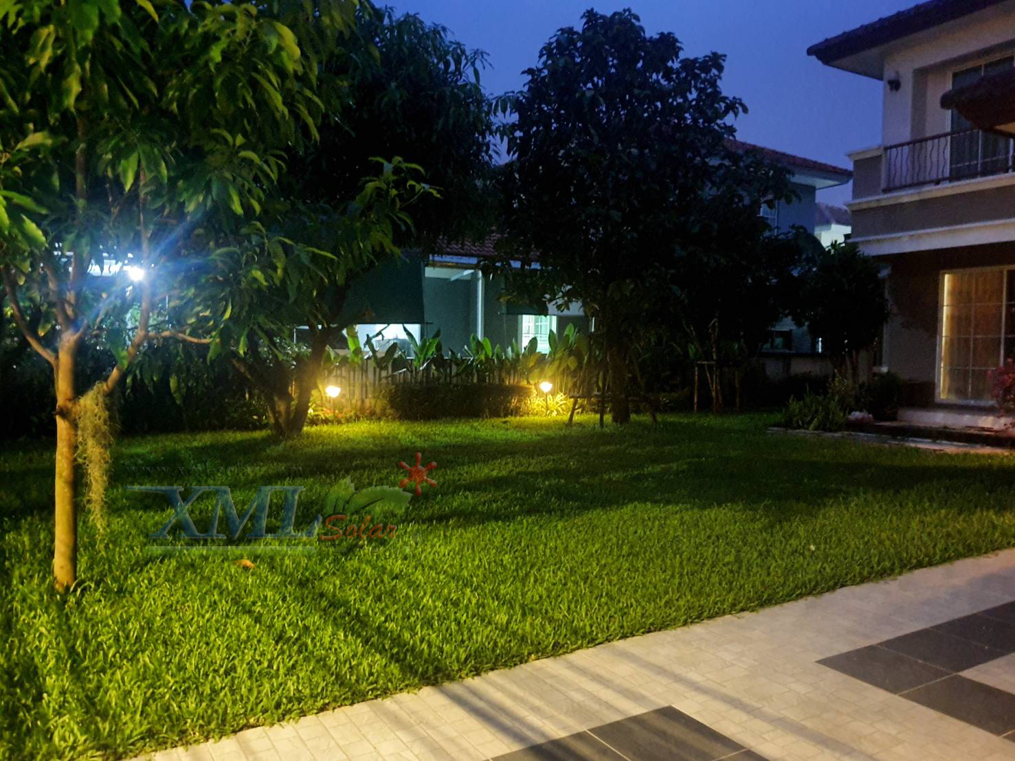 ไฟปักสนามโซล่าเซลล์ 8 Super SMD LED (แบบเหลี่ยม) สูง 80 ซม. (เเสง : เหลืองวอมไวท์)