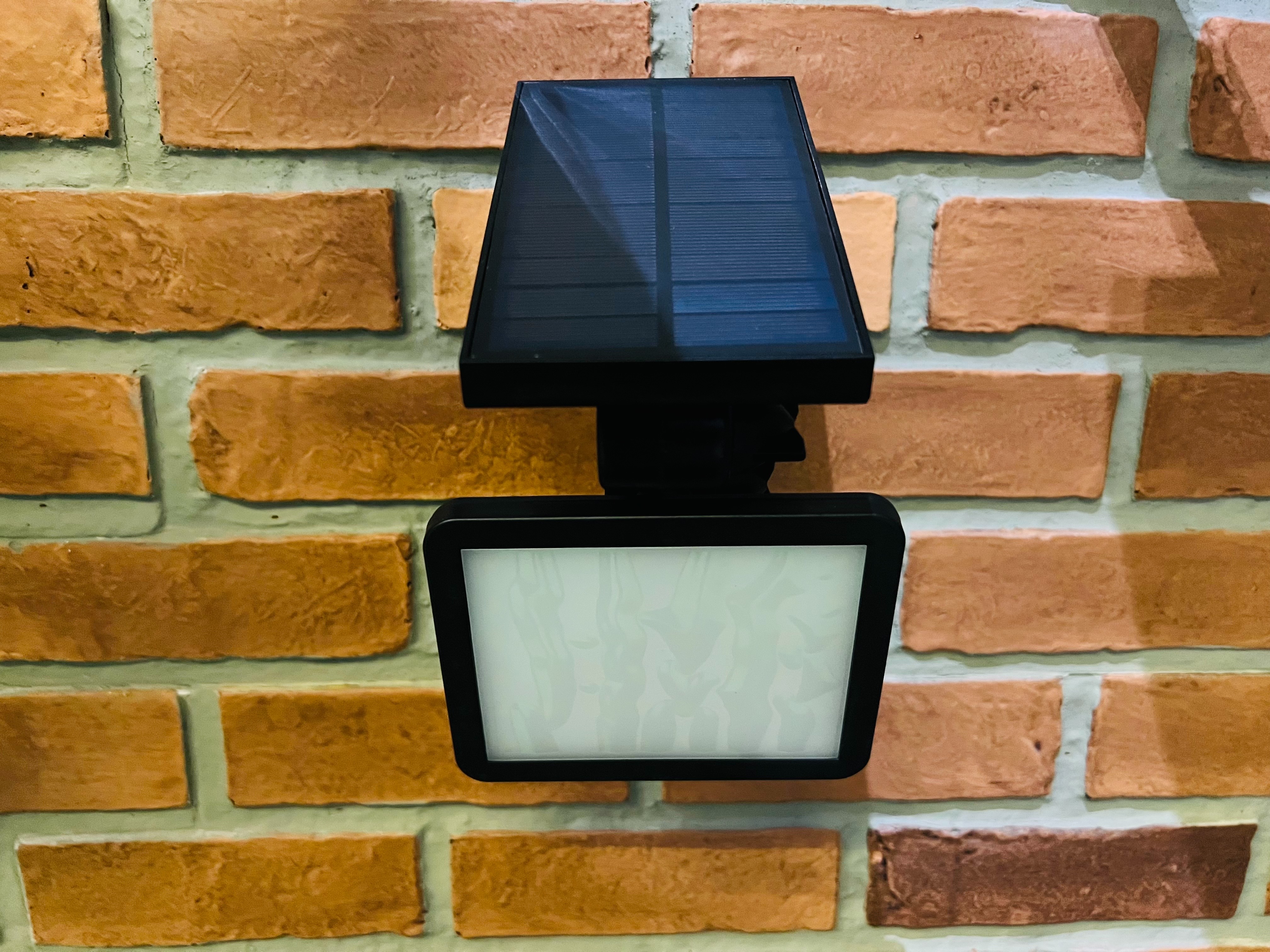 สปอร์ตไลท์ติดผนังโซล่าเซลล์ 48 LED (รุ่นเเบน) (เเสง : ขาว) (1 แถม 1)