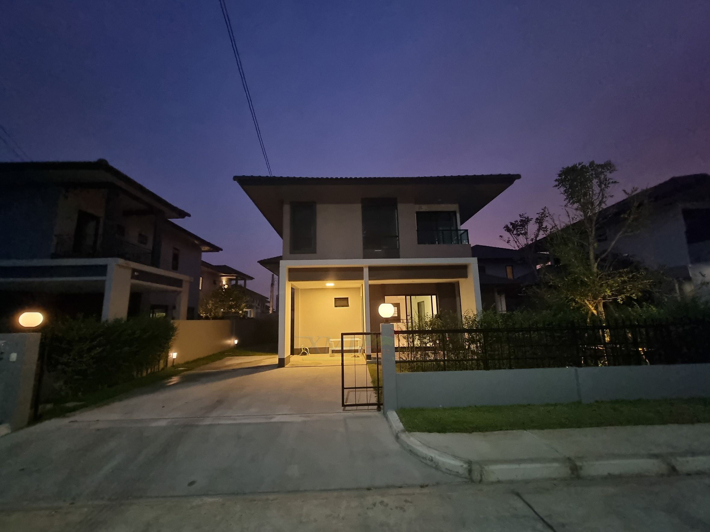 โคมไฟหัวเสาโซล่าเซลล์ ทรงกลมฐานดำ (25 ซม.) + Remote (เปิดได้ 3 แสง)+AC