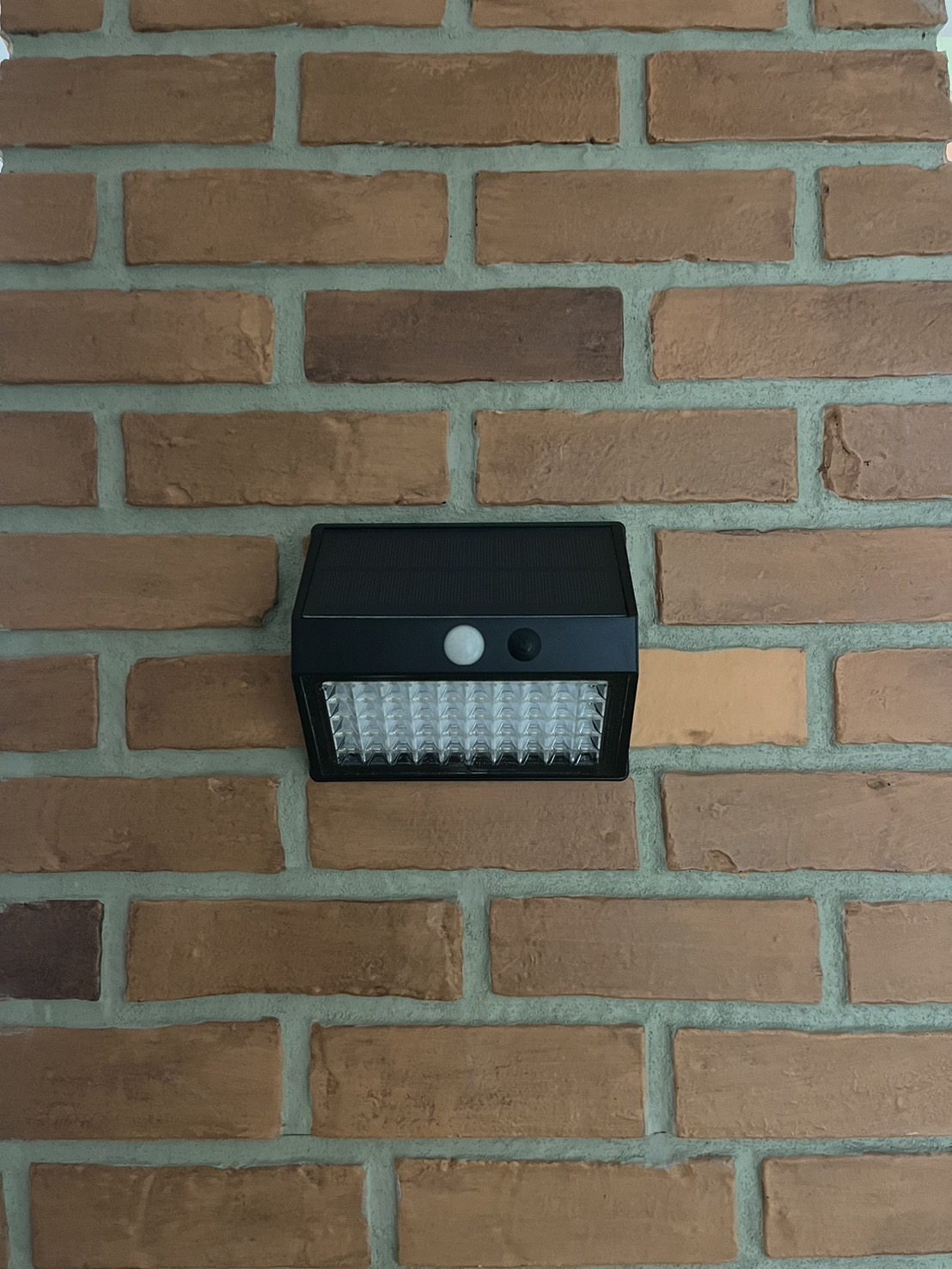 ไฟติดผนังโซล่าเซลล์ รุ่น TB-2768 (เปิดได้ 2 แสง)