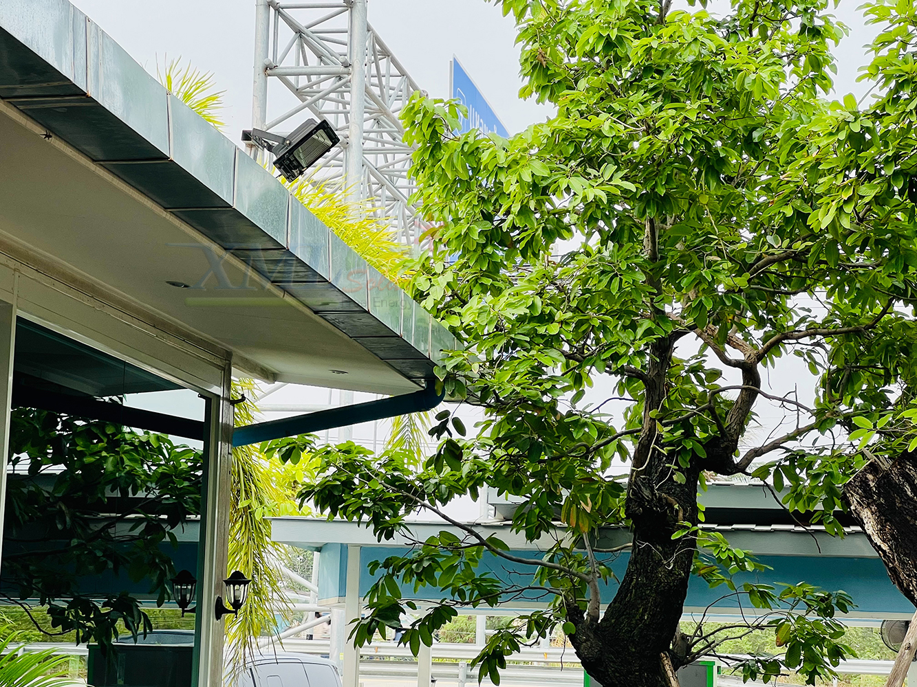 สปอร์ตไลท์โซล่าเซลล์ 100 W. รุ่นใหม่ JD8800L (แสง : ขาว)