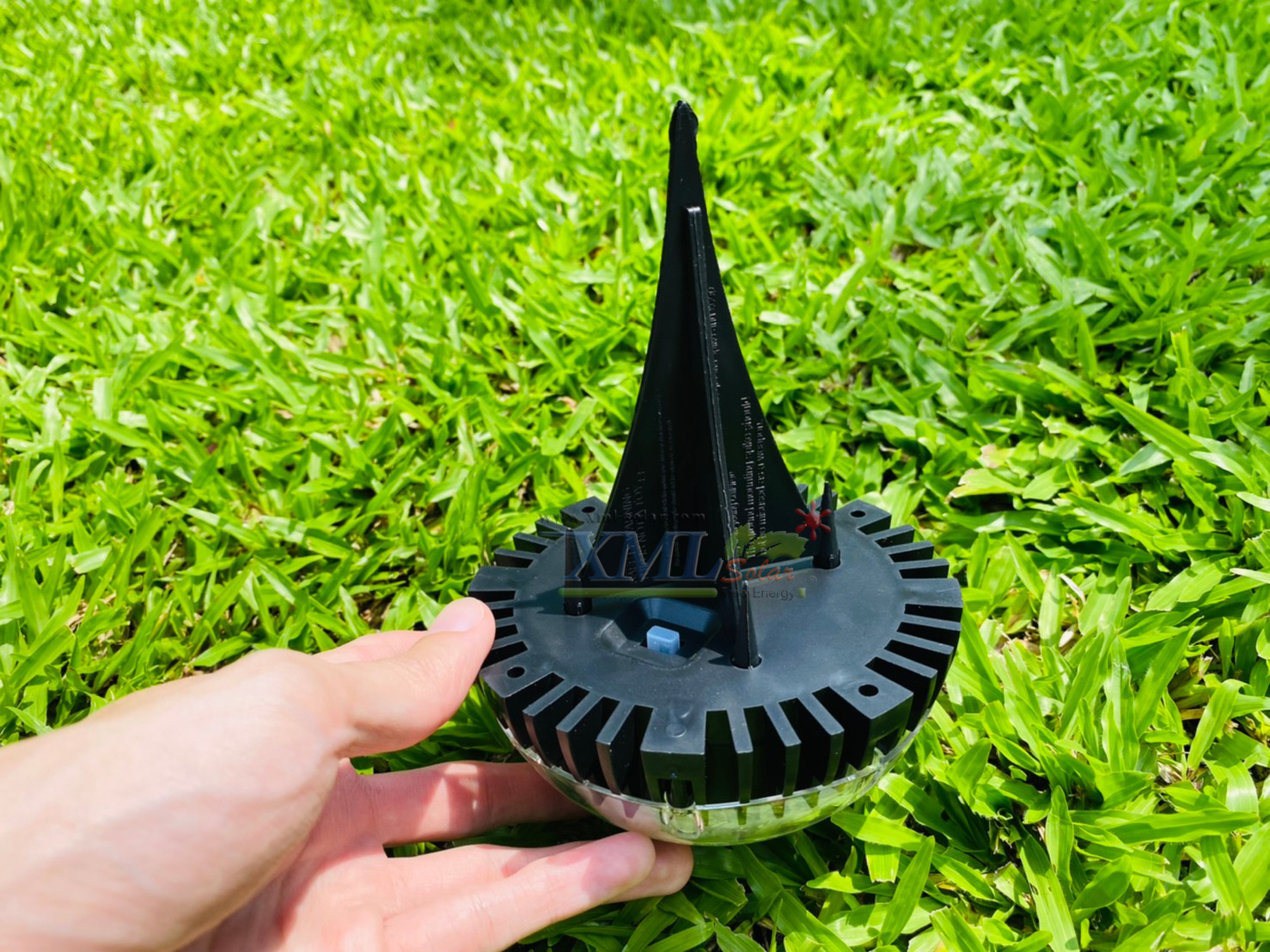 โคมไฟฝังพื้นโซล่าเซลล์ 8 LED ทรงกลมนูน (เเสง : ขาว)