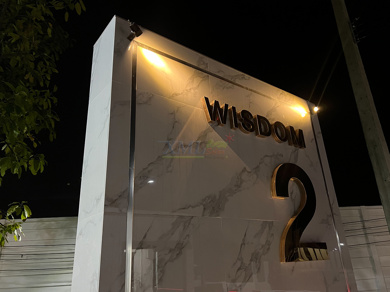 สปอร์ตไลท์ปักสนามโซล่าเซลล์ (รุ่น 4 หัว) (เเสง : เหลืองวอมไวท์)