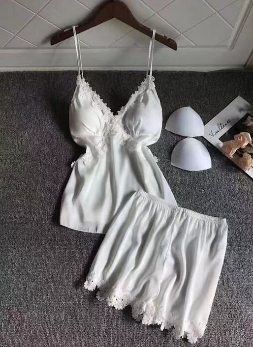 ชุดนอนผ้าซิลค์ซาติน เสื้อสายเดี่ยว กางเกงขาสั้น เนื้อนิ่ม ใส่สบาย ไม่คัน มีฟองน้ำถอดออกได้ ฟรีไซส์ มี 4 สี ราคาส่ง 3 ชิ้น คละแบบได้ ชุดละ 290 บาท