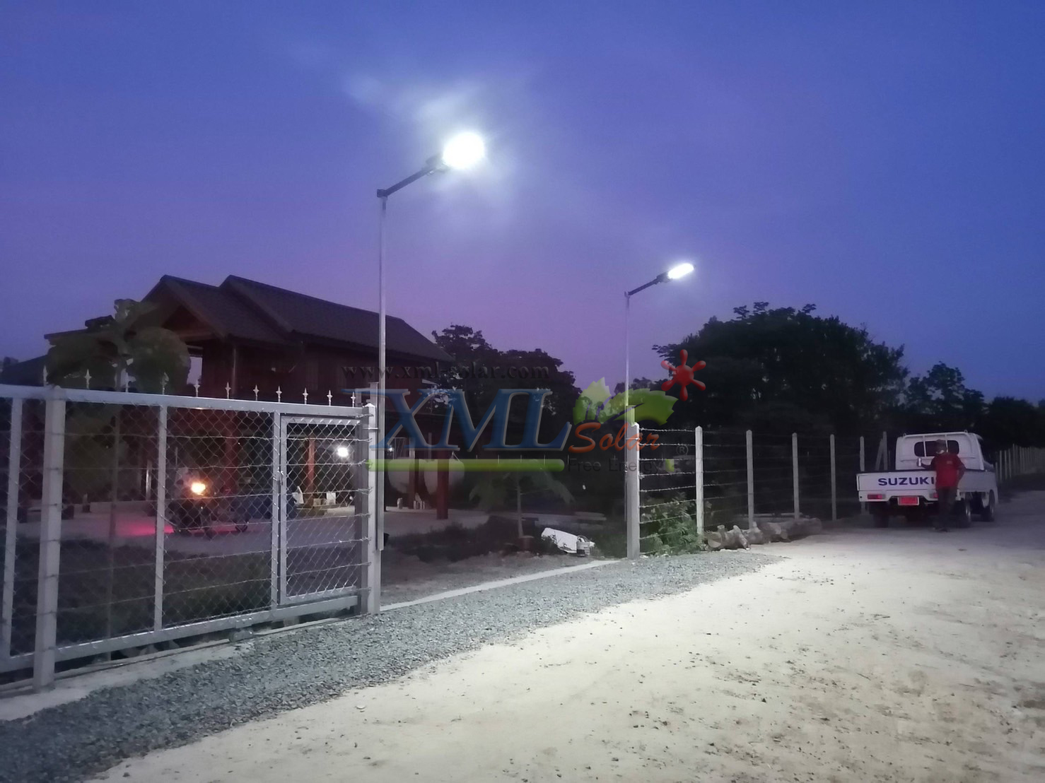 โคมไฟถนนโซล่าเซลล์ XML-Solar 200W (แสง : ขาว)(สว่างค้าง)