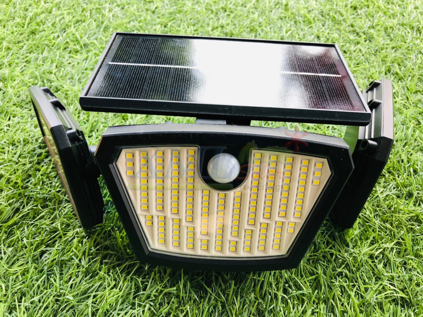 สปอร์ตไลท์ปักสนามโซล่าเซลล์ 350 LED + Motion Sensor (แสง : ขาว)