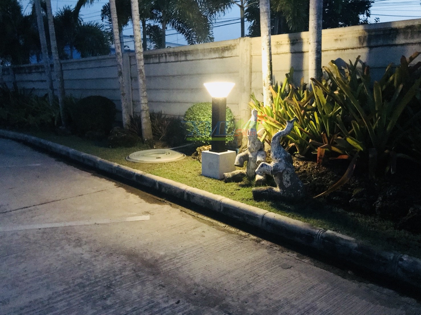 ไฟตั้งพื้นโซล่าเซลล์ ทรง พีระมิด สีดำ โคมใส (80 cm) (แสง : ขาว + เหลืองวอมไวท์)