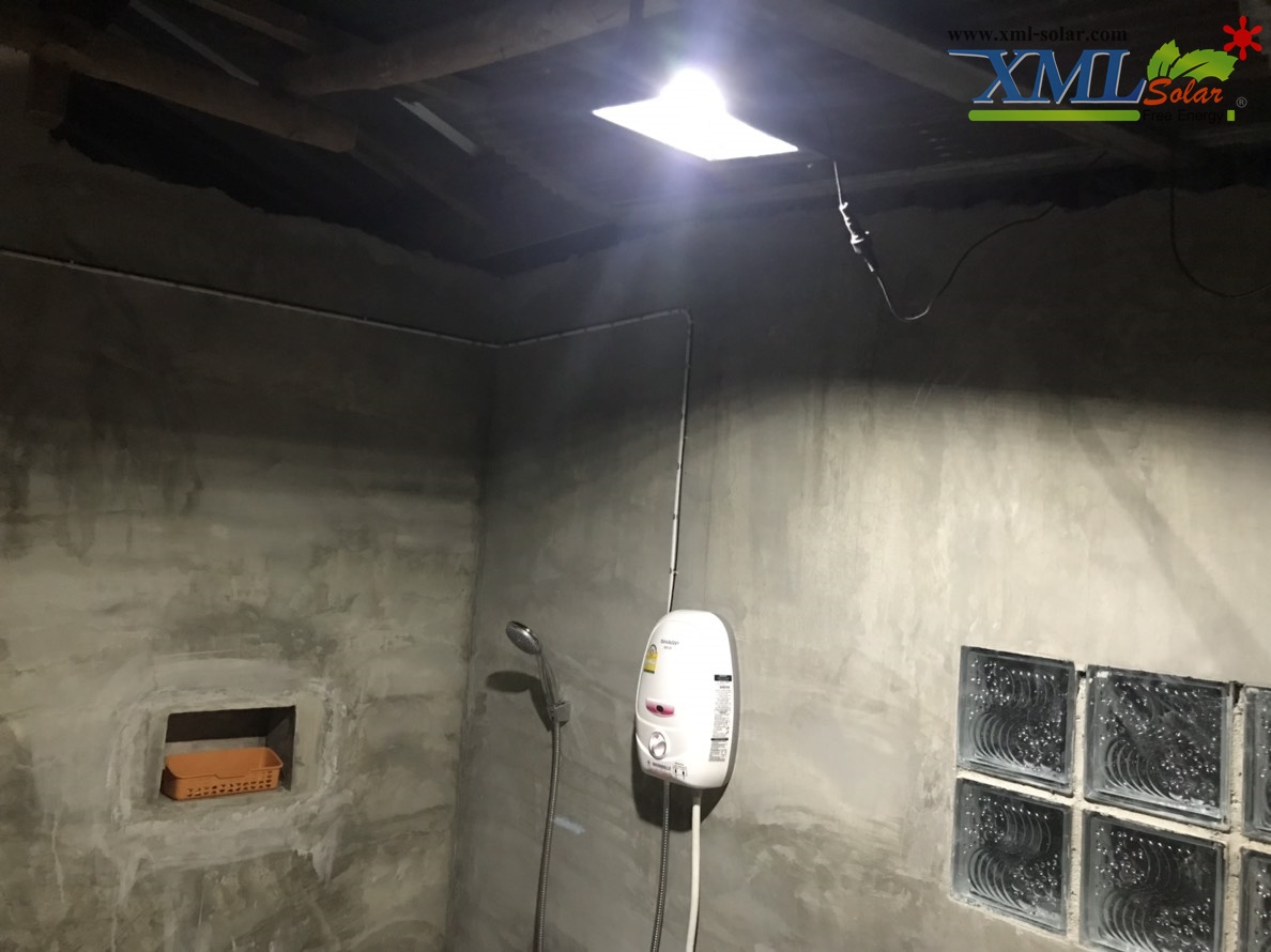 ไฟสปอตไลท์โซล่าเซลล์ 30 Watt กล่องสีน้ำตาล (เปิดได้ 3 แสง)