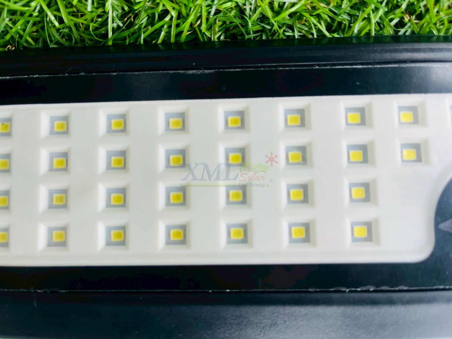 ไฟติดผนังโซล่าเซลล์ 62 LED (เเสง : ขาว)