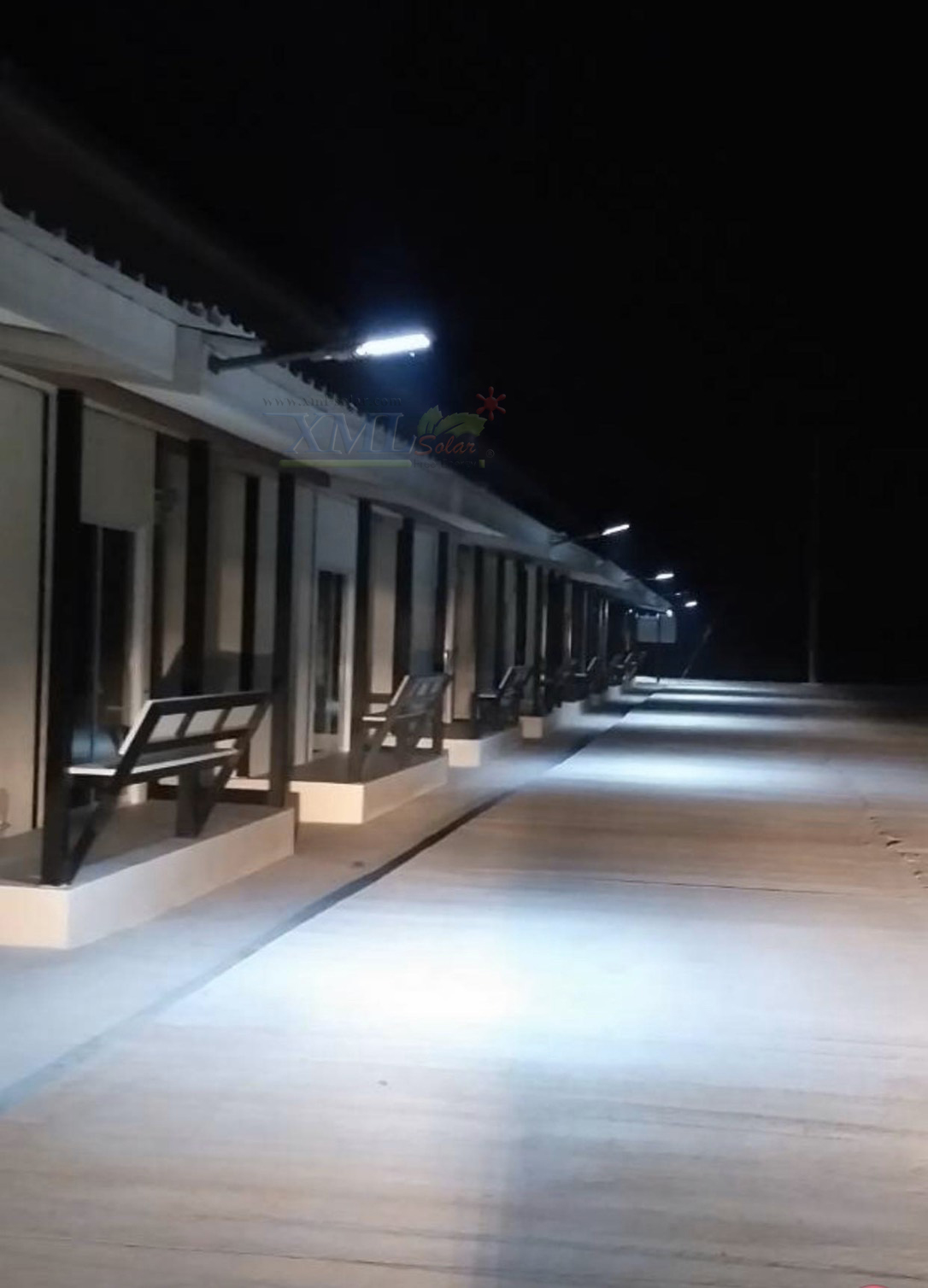โคมไฟถนนโซล่าเซลล์ XML-Solar 200W (แสง : ขาว)(สว่างค้าง)