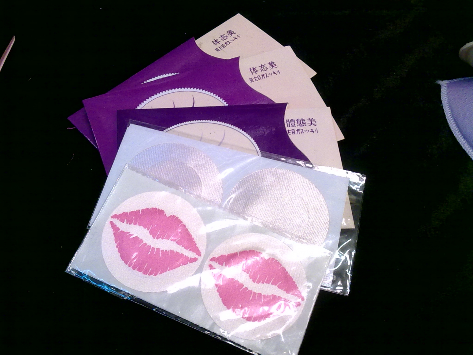 สติ๊กกเกอร์แปะจุกนม รูปปากสีชมพู 1 แพค มี 5 คู่ ราคาแพคละ 100 บาท