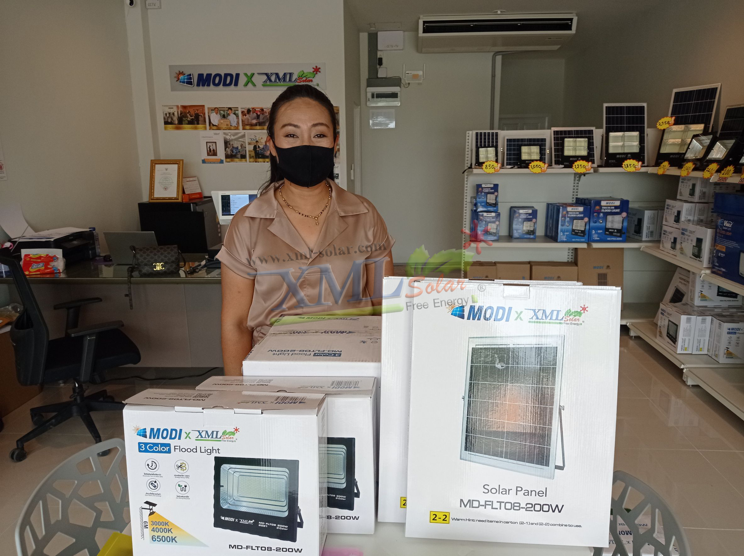 รุ่นประหยัด ไฟสปอตไลท์โซล่าเซลล์ 200 W. รุ่น MODI x XML (เปิดได้ 3 แสง)