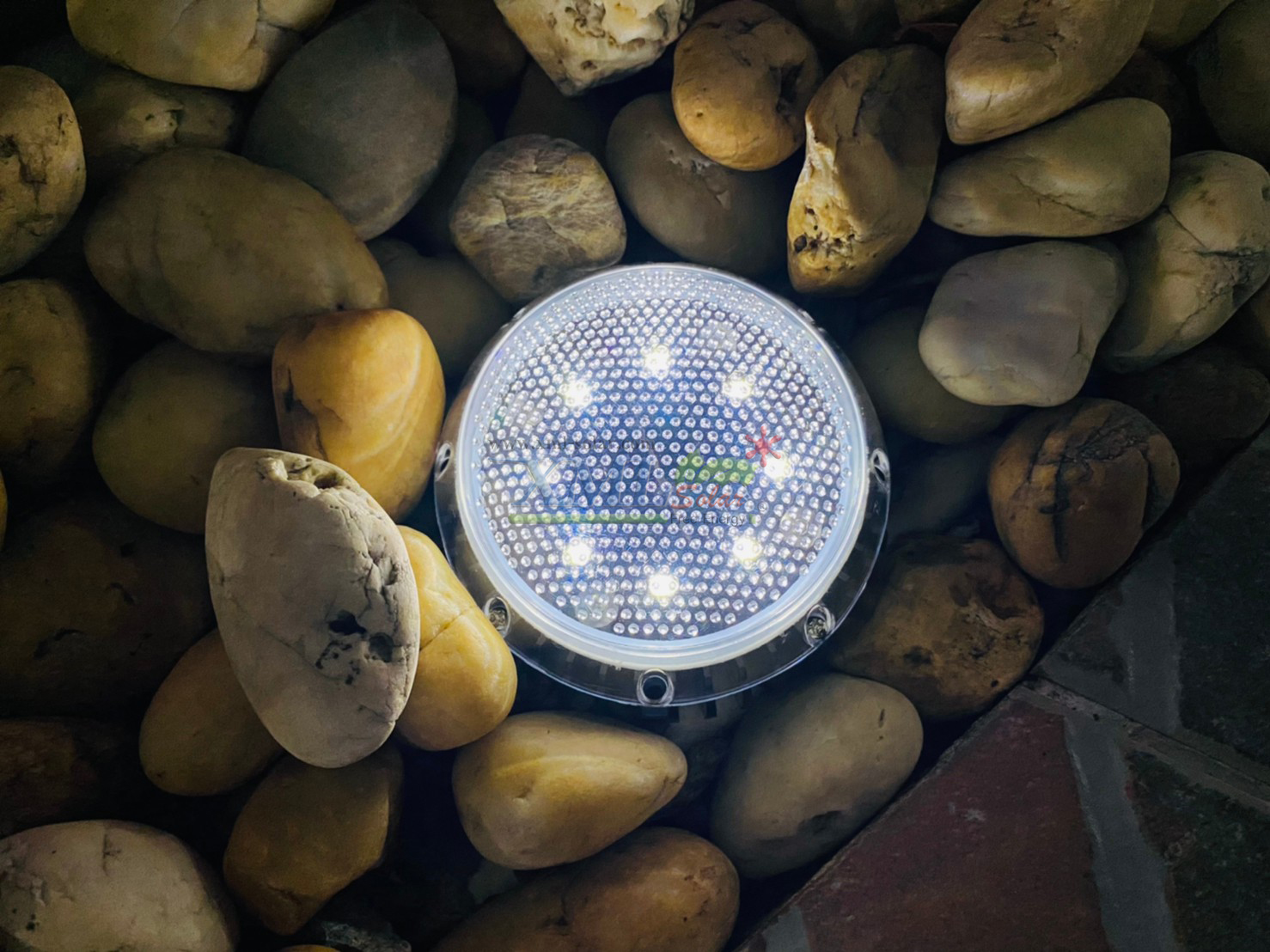 โคมไฟฝังพื้นโซล่าเซลล์ 8 LED ทรงกลมนูน (เเสง : ขาว)