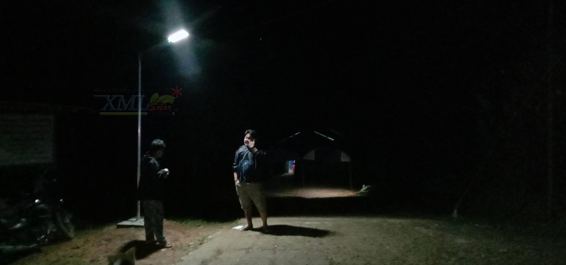 โคมไฟถนนโซล่าเซลล์ XML-Solar 200W (แสง : ขาว)(สว่างค้าง)