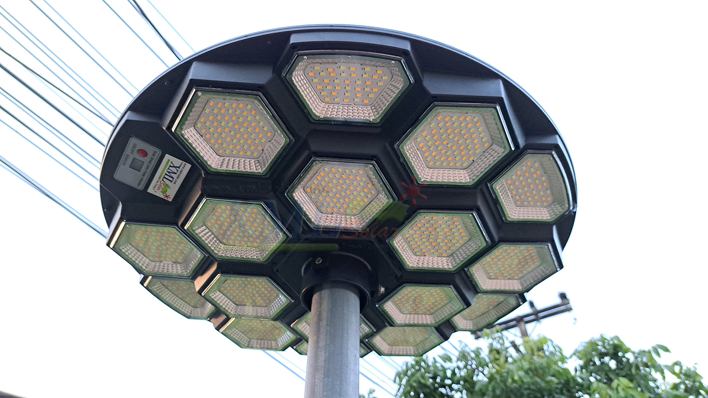 โคมไฟโซล่าเซลล์ UFO ทรงกลม รุ่นทรงรังผึ้ง (เปิดได้ 3 แสง)