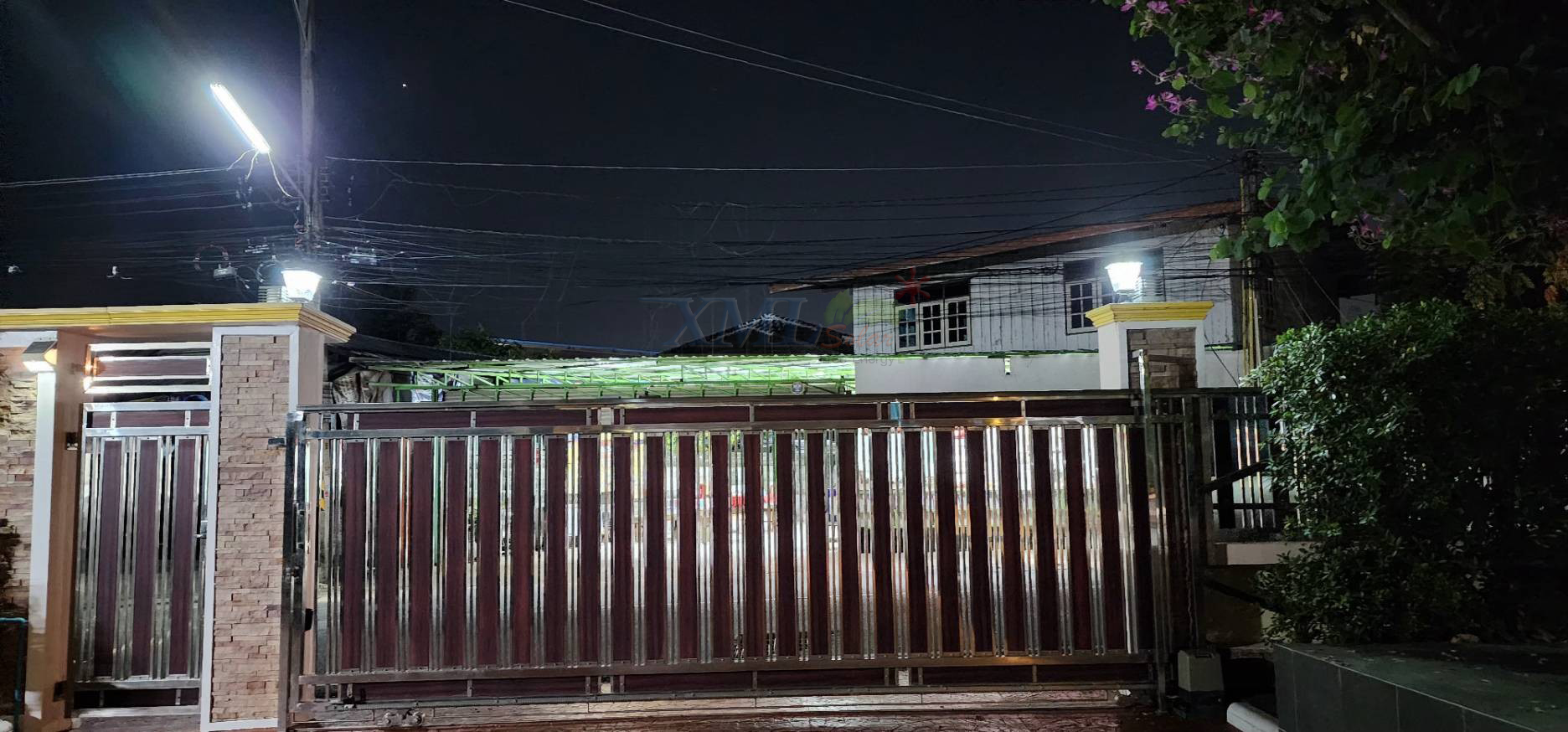 โคมไฟหัวเสาโซล่าเซลล์ รุ่น TZ-11836 (เปิดได้ 2 แสง)(1 แถม 1)