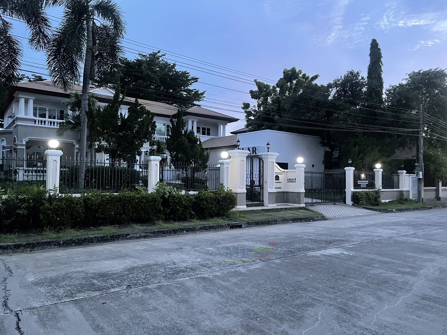 โคมไฟหัวเสาโซล่าเซลล์ ทรงกลมฐานสเเตนเลส (30 ซม.) + Remote (เปิดได้ 3 แสง)+AC