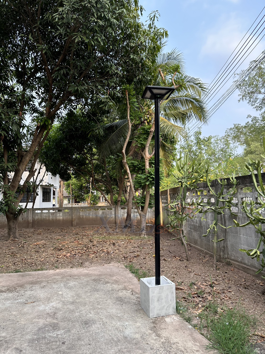 ชุดเสาพร้อมโคม SET B (โคมไฟโซล่าเซลล์ UFO SLT28-300W + เสาเหล็กดำสูง 2.82 เมตร)(แสงขาว)