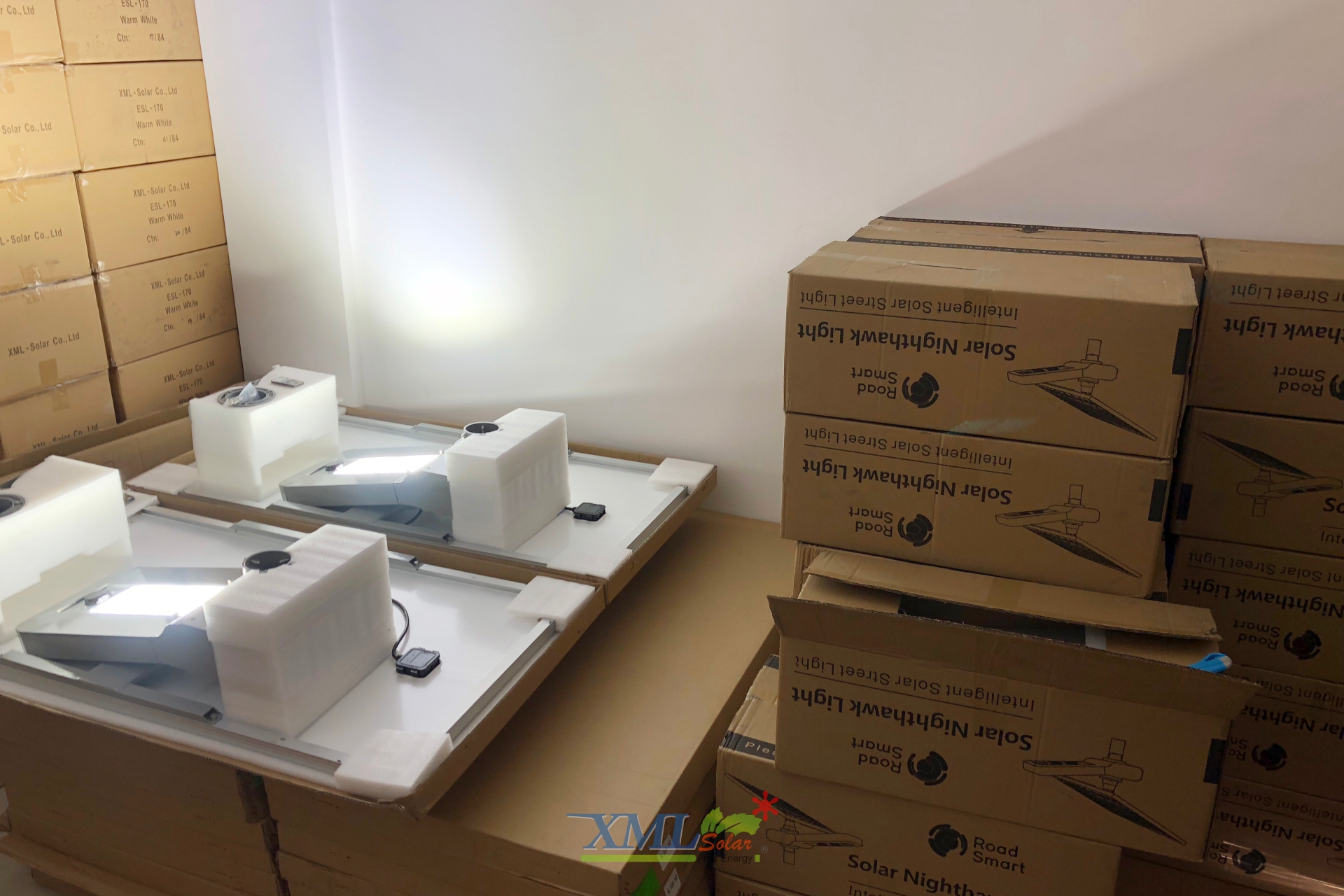 โคมไฟถนนอัจฉริยะ โซล่าเซลล์ 150 Watt Monocrystalline (แสง ขาว)