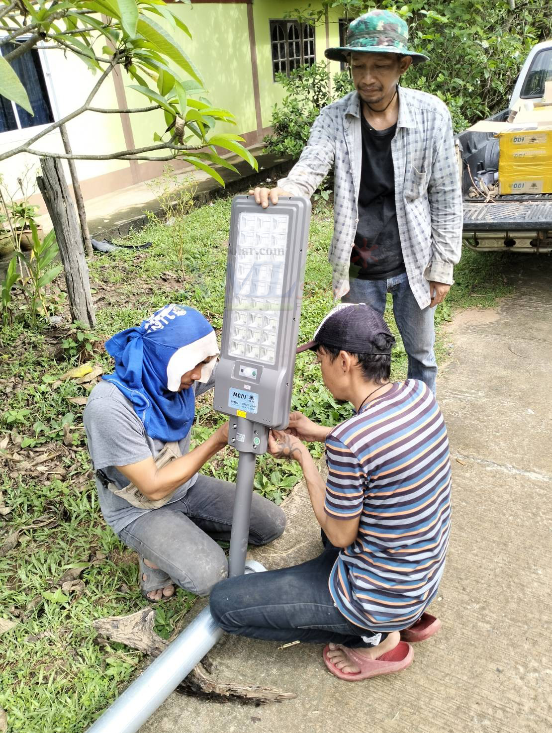 โคมไฟถนนโซล่าเซลล์ XML-Solar 300W (แสง : ขาว)(สว่างค้าง)