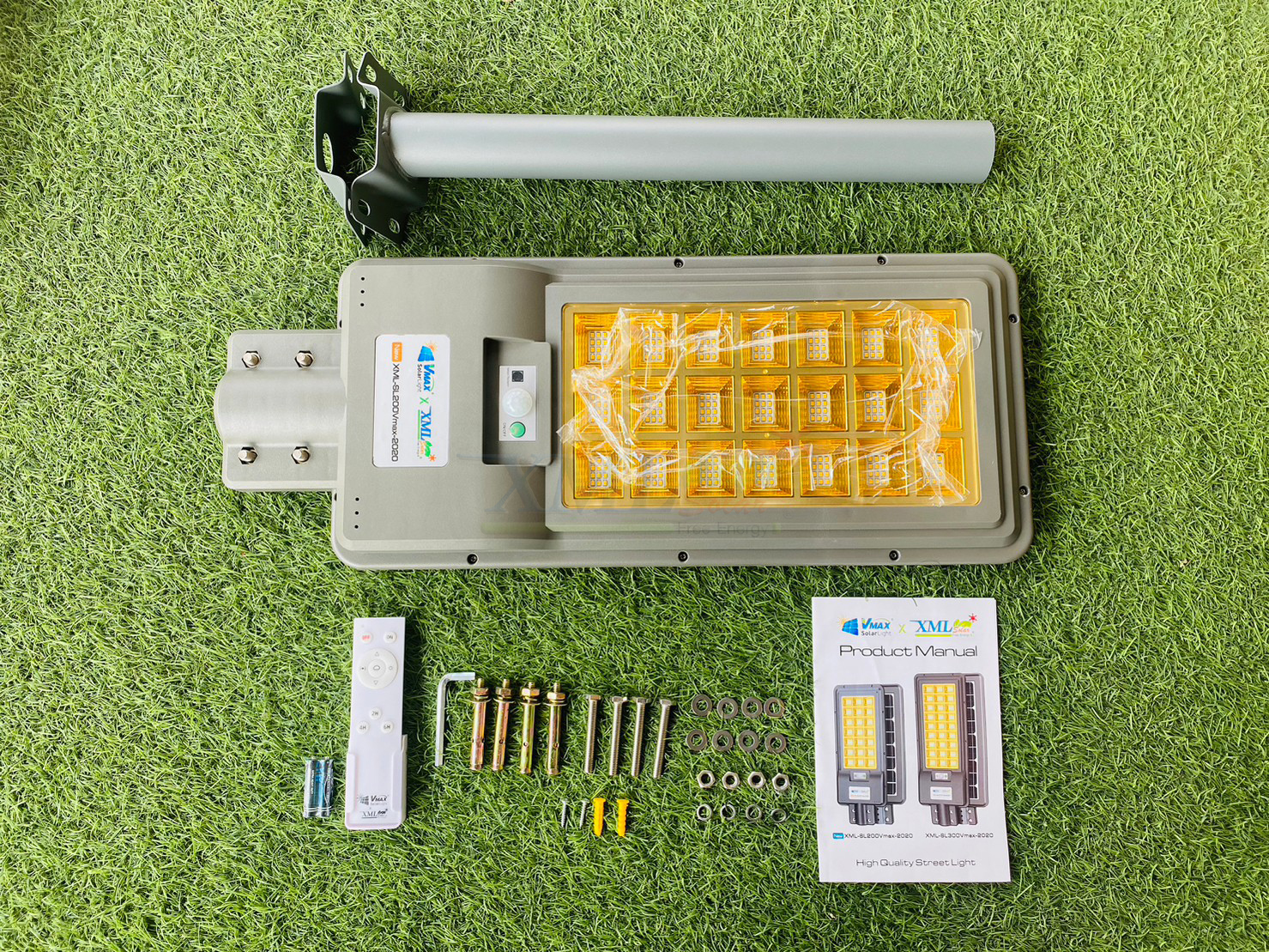 โคมไฟถนนโซล่าเซลล์ Vmax x XML 200W Series 2020 (แสง : เหลืองวอมไวท์)