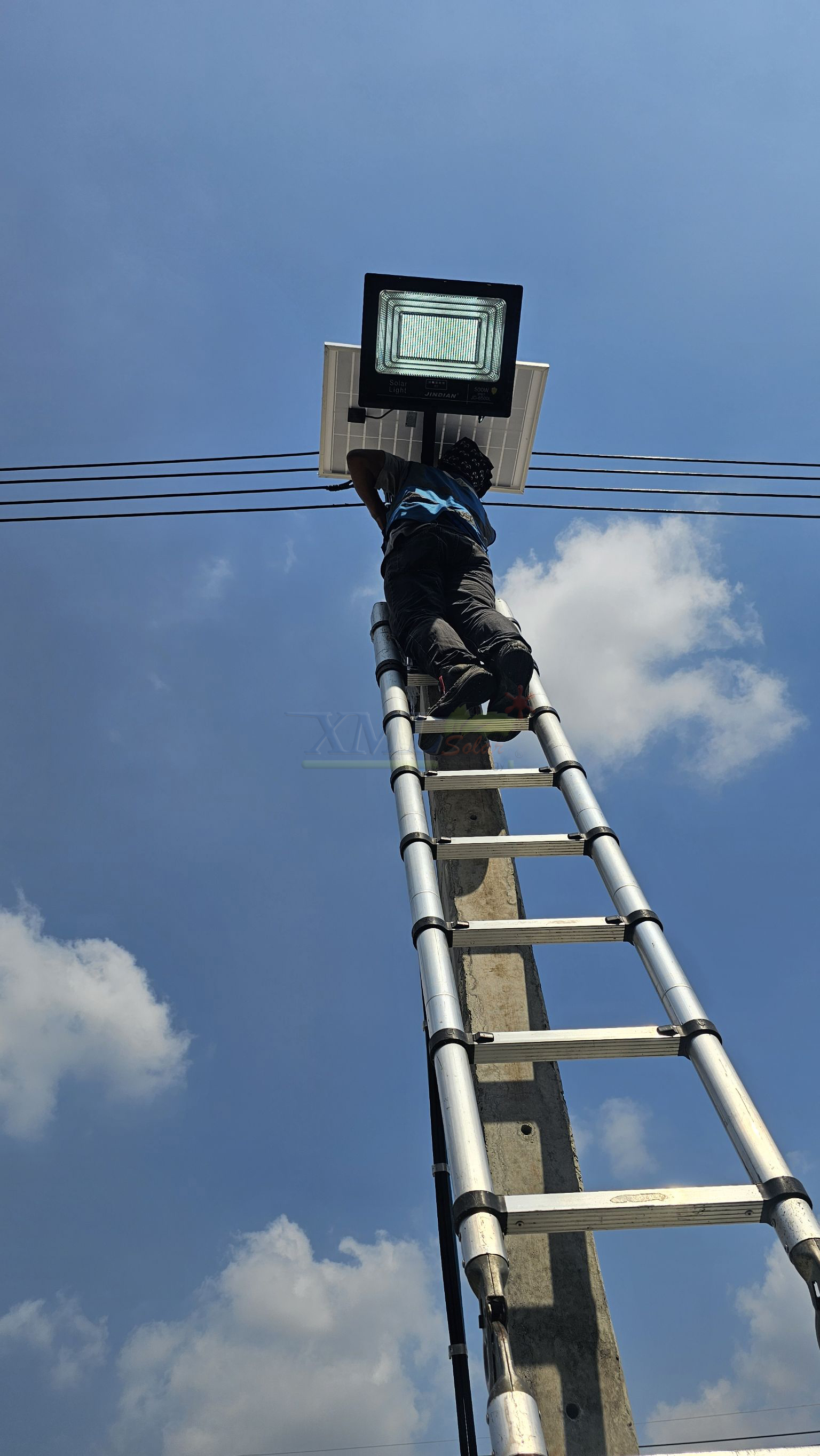 สปอร์ตไลท์โซล่าเซลล์ 500 W. รุ่นใหม่ JD8500L (แสง : ขาว)