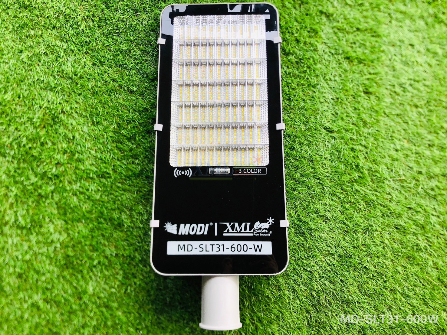 โคมไฟถนนโซล่าเซลล์ 300W/400W/600W รุ่น MD-SLT31 (เปิดได้ 3 แสง)