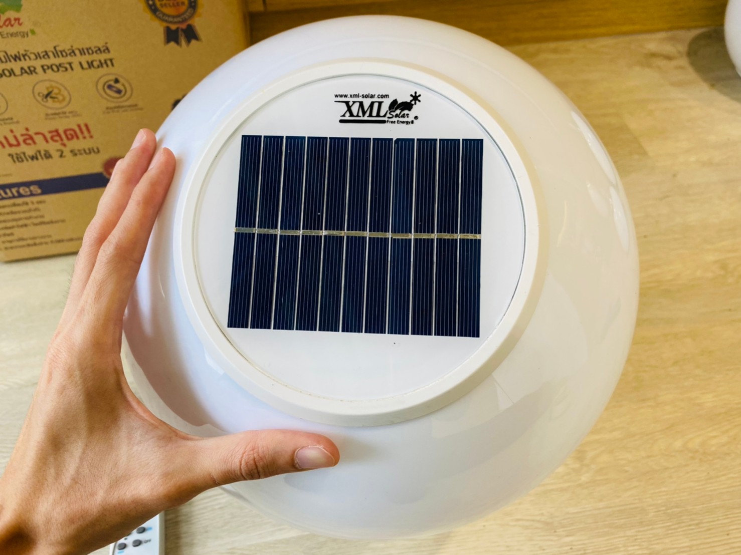 โคมไฟหัวเสาโซล่าเซลล์ ทรงกลมฐานสเเตนเลส (30 ซม.) + Remote (เปิดได้ 3 แสง)+AC