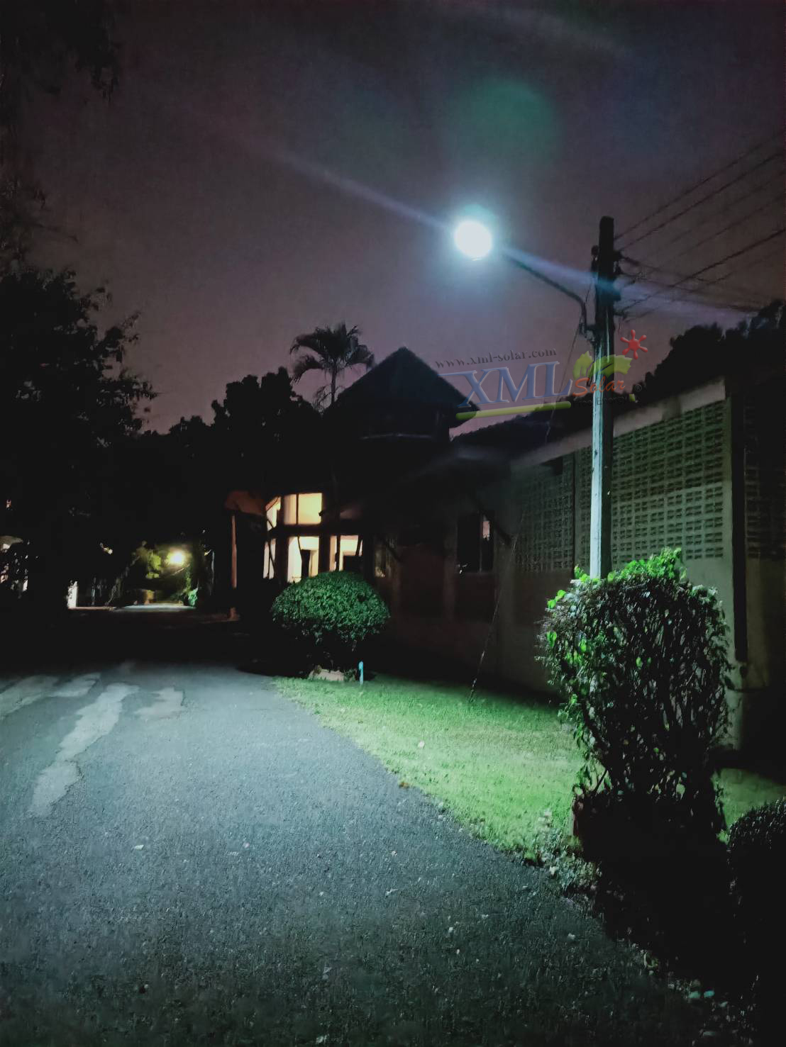 โคมไฟถนนโซล่าเซลล์ XML-Solar 200W (แสง : ขาว)(สว่างค้าง)