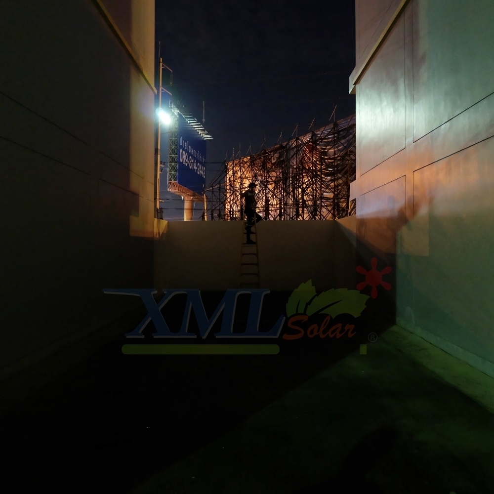 ไฟสปอตไลท์โซล่าเซลล์ รุ่น 30 Watt (เเสง : เหลืองวอมไวท์)