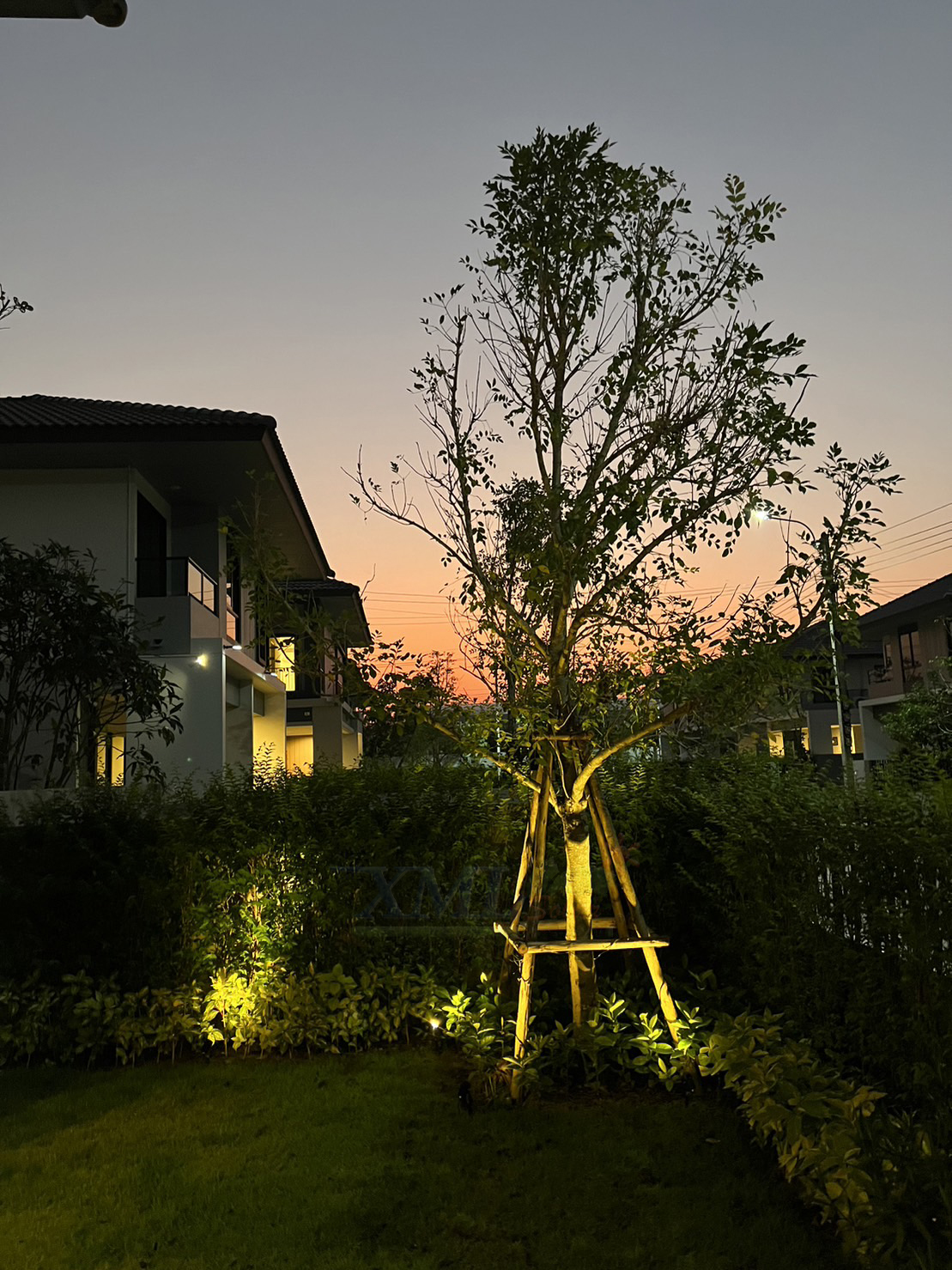 สปอร์ตไลท์ปักสนามโซล่าเซลล์ (รุ่น 4 หัว) (เเสง : เหลืองวอมไวท์)