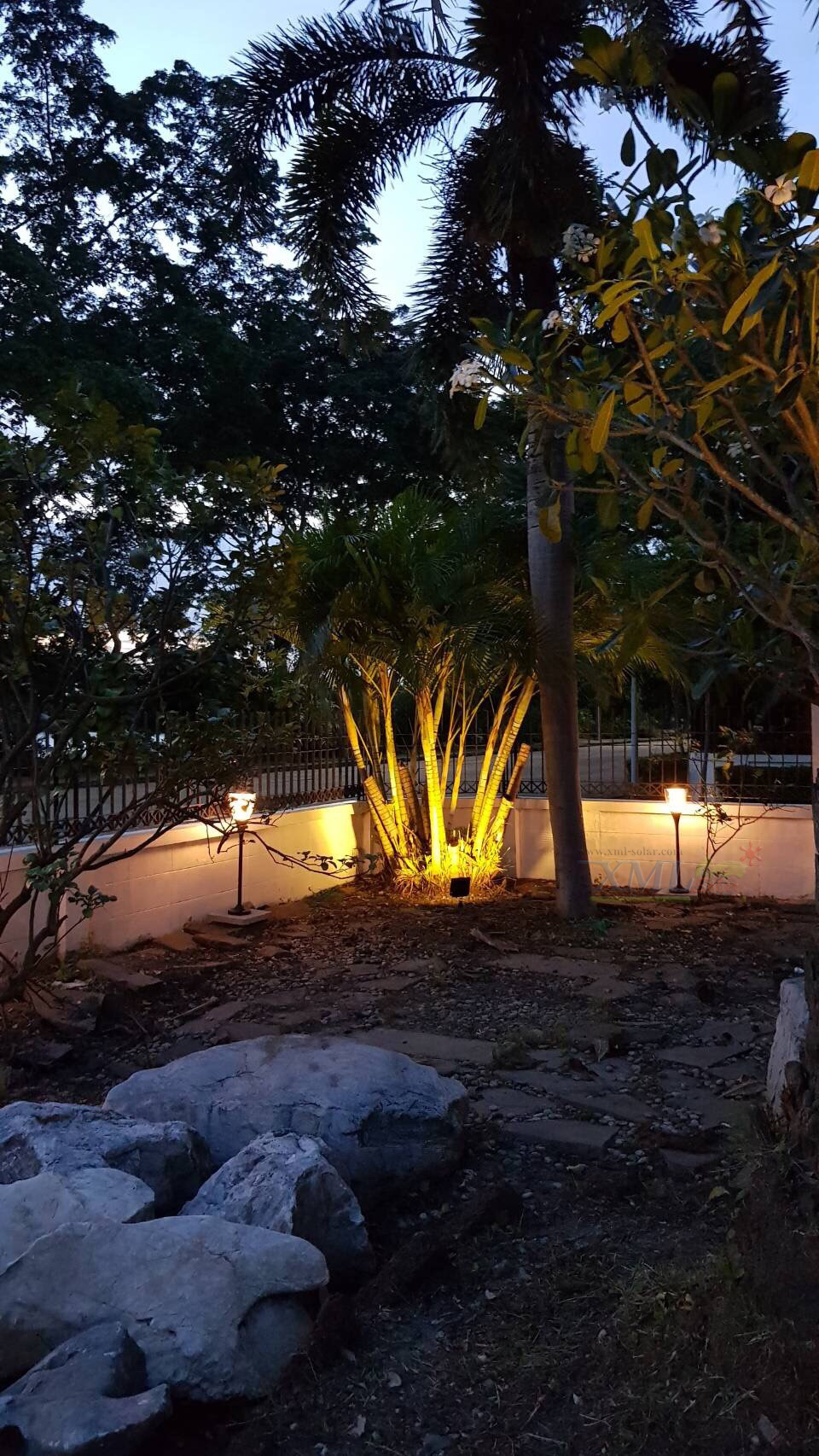 ไฟตั้งพื้นสนามโซล่าเซลล์ ทรงถ้วย (เเสง : เหลืองวอมไวท์)(1 แถม 1)