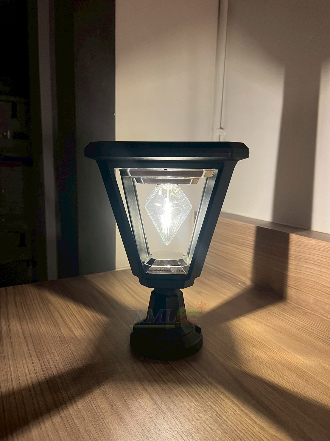 ไฟหัวเสาโซล่าเซลล์ LSXML-215A ทรงเหลี่ยม หลอดไส้เพชร (แสง : เหลืองวอมไวท์)