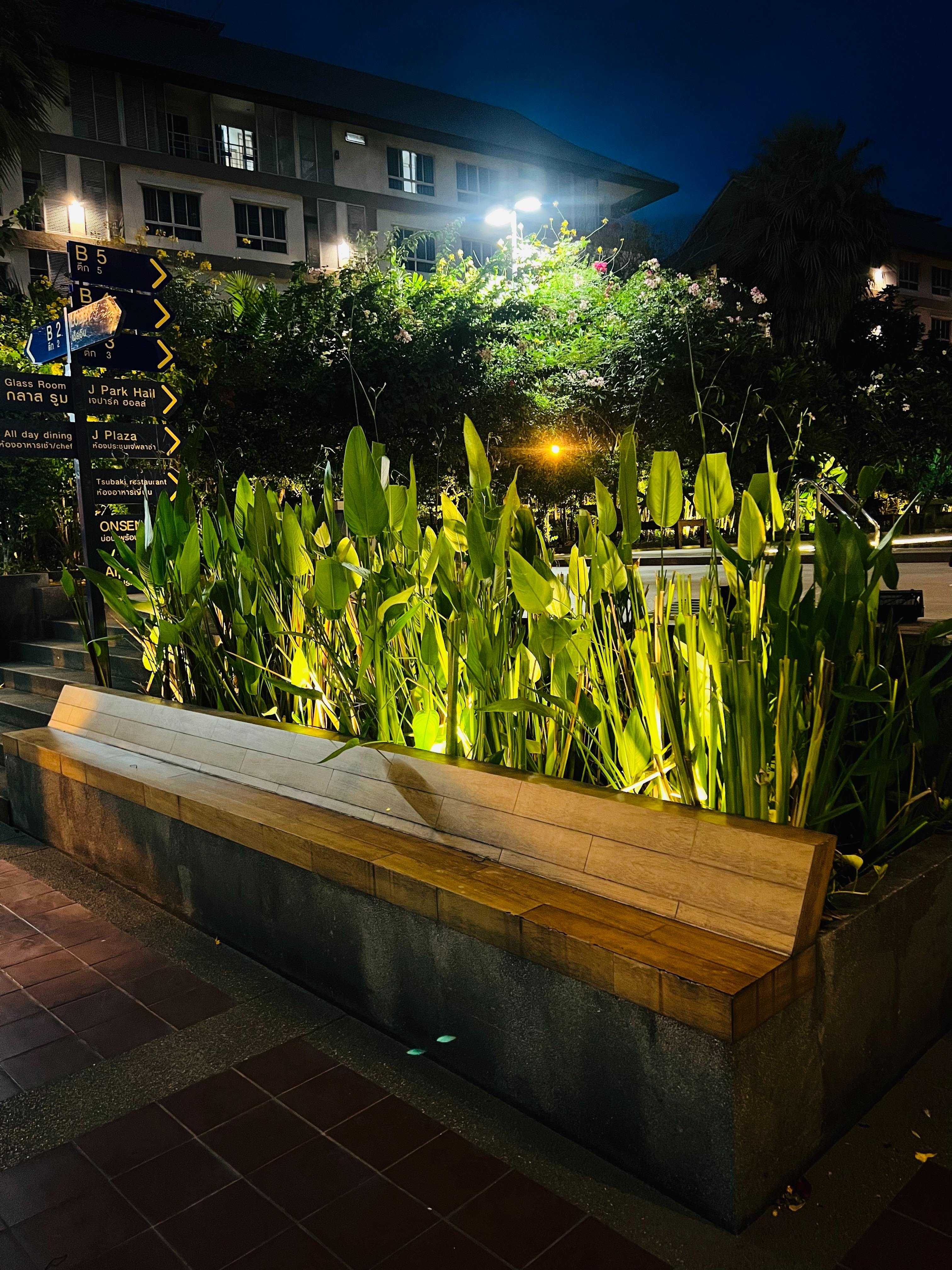 โคมไฟปักสนามโซล่าเซลล์ แพ็ค 4 ดวง รุ่น MD-SSL88 (แสง : เหลืองวอมไวท์)