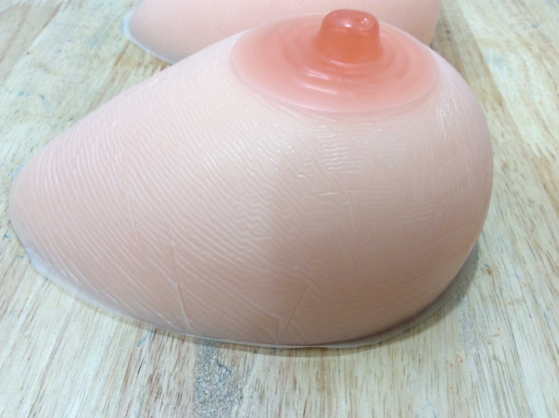 ซิลิโคนสำหรับคนผ่าตัดมะเร็งเต้านม ทรงหยดน้ำขนาด 200 กรัม กว้าง 10cm ยาว 14cm สูง 6cm ราคาข้างละ 1,200 บาท