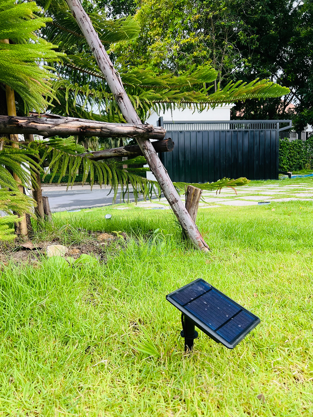 สปอร์ตไลท์ปักสนามโซล่าเซลล์ DC-17 รุ่น 4 หัว สาย 3 เมตร (แสง : เหลืองวอมไวท์)