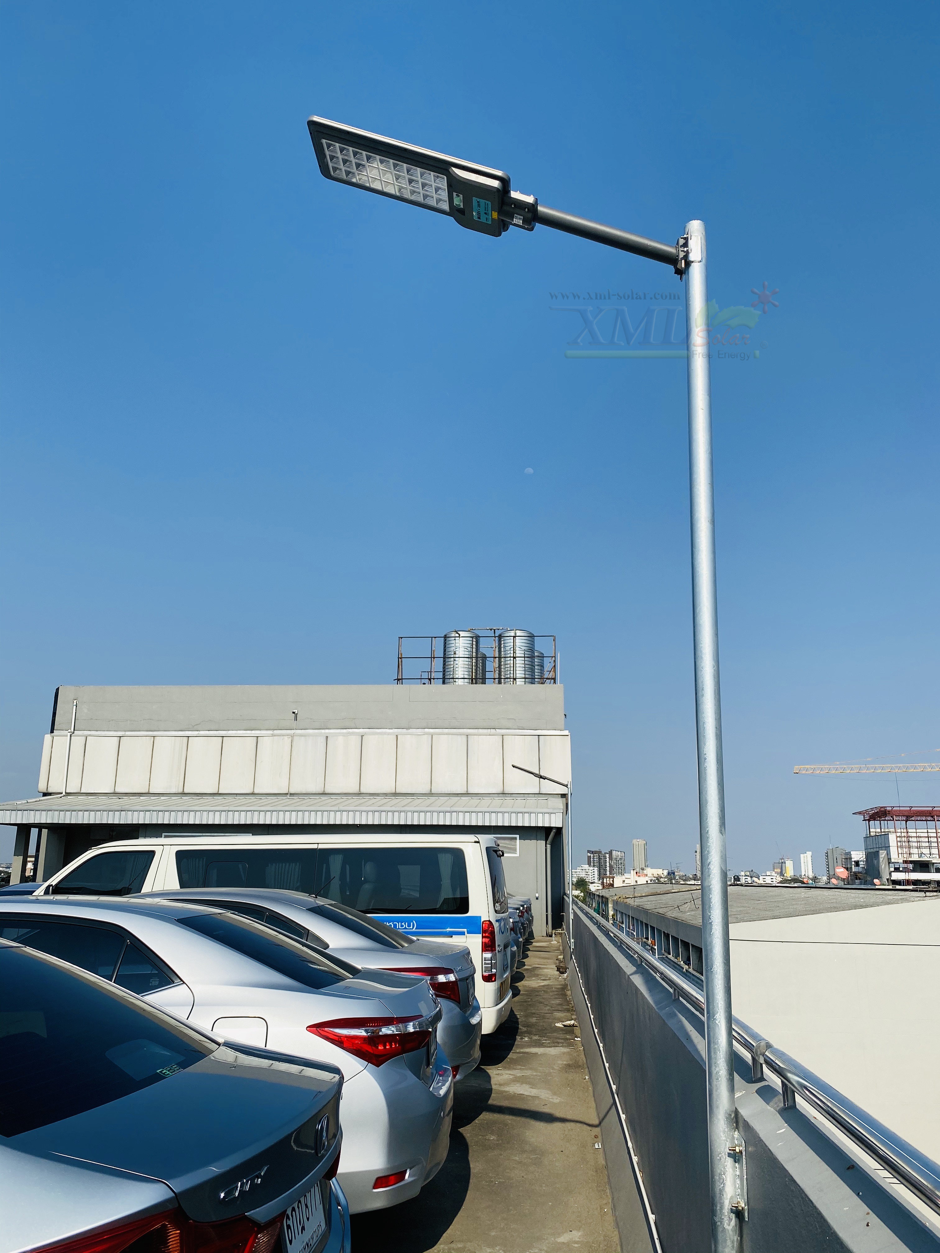 โคมไฟถนนโซล่าเซลล์ XML-Solar 300W (แสง : ขาว)(สว่างค้าง)