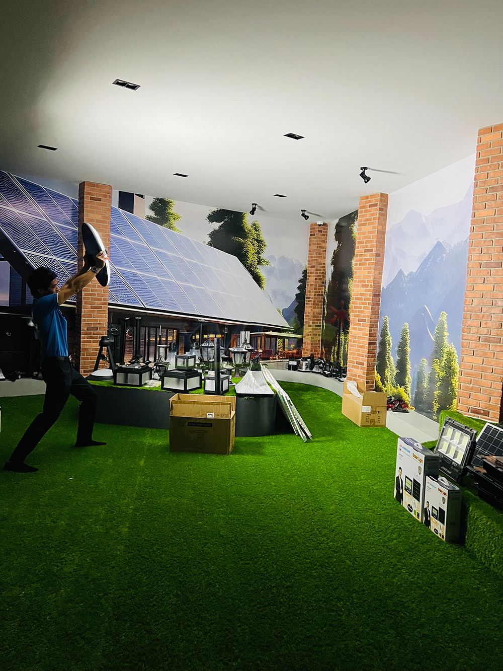 โคมไฟถนนโซล่าเซลล์ UFO ทรงกลม รุ่น MD-SLT-39-500W Plus (แสง : ขาว)