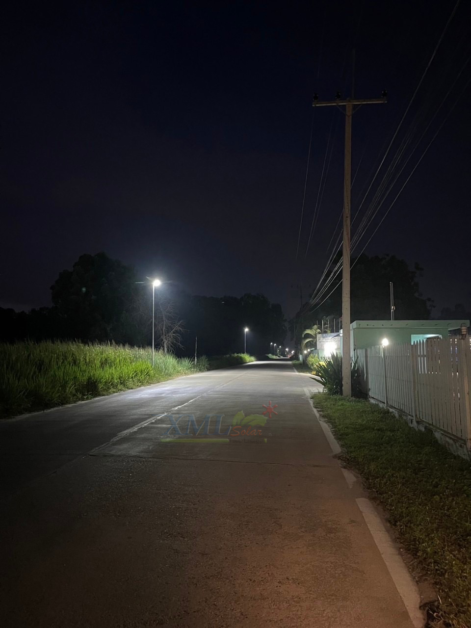 โคมไฟถนนโซล่าเซลล์อัจฉริยะ (รุ่น 9,000Lumens + แผง 100 W) (แสง : ขาว)