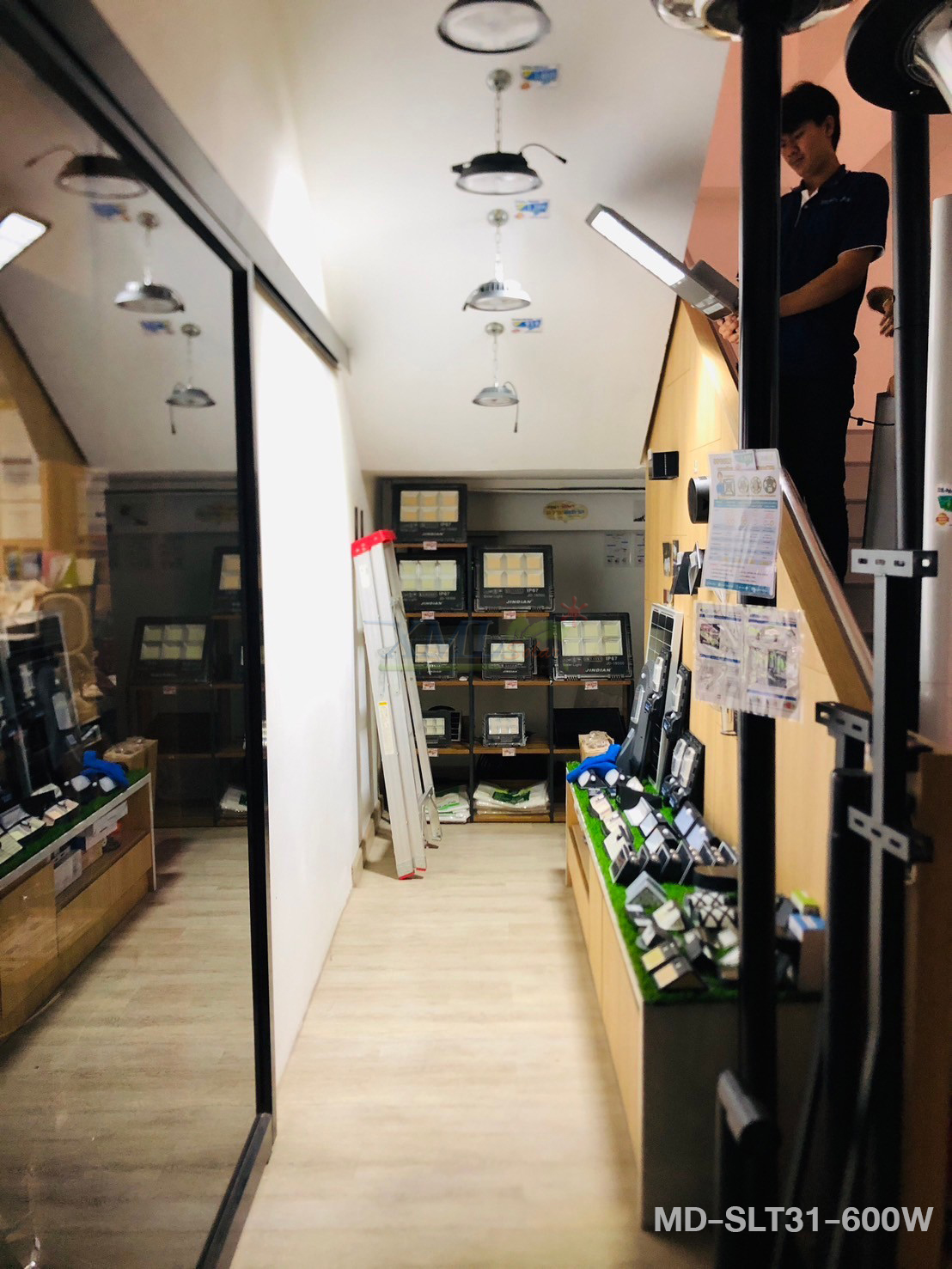 โคมไฟถนนโซล่าเซลล์ 300W/400W/600W รุ่น MD-SLT31 (เปิดได้ 3 แสง)