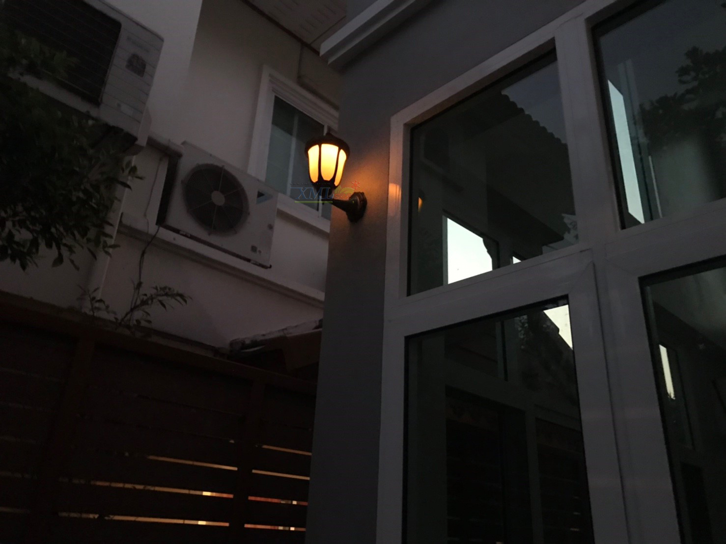 โคมไฟกิ่งโซล่าเซลล์ ทรง Modern (เเสง : เปลวไฟเหลืองวอมไวท์) 1 แถม 1