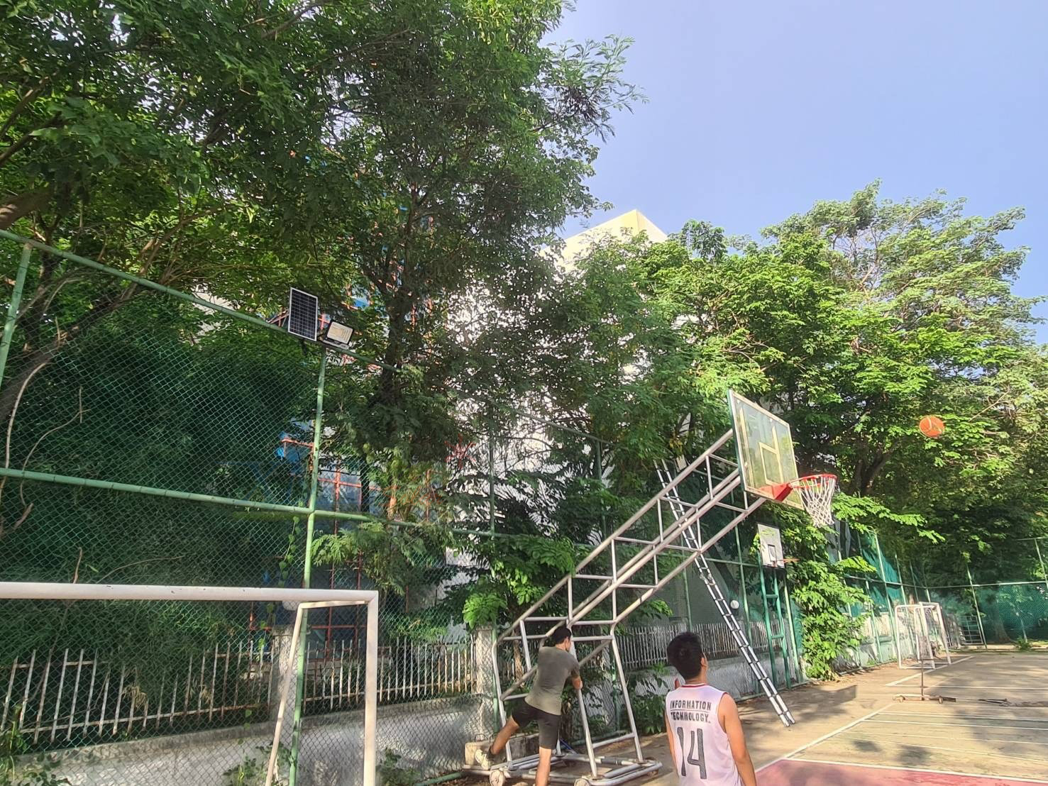 ไฟสปอตไลท์โซล่าเซลล์ 300 Watt กล่องสีน้ำตาล (เปิดได้ 3 แสง)