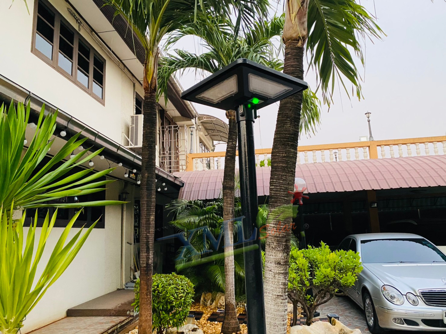ชุดเสาพร้อมโคม SET B (โคมไฟโซล่าเซลล์ UFO SLT28-300W + เสาเหล็กดำสูง 2.82 เมตร)(แสงขาว)