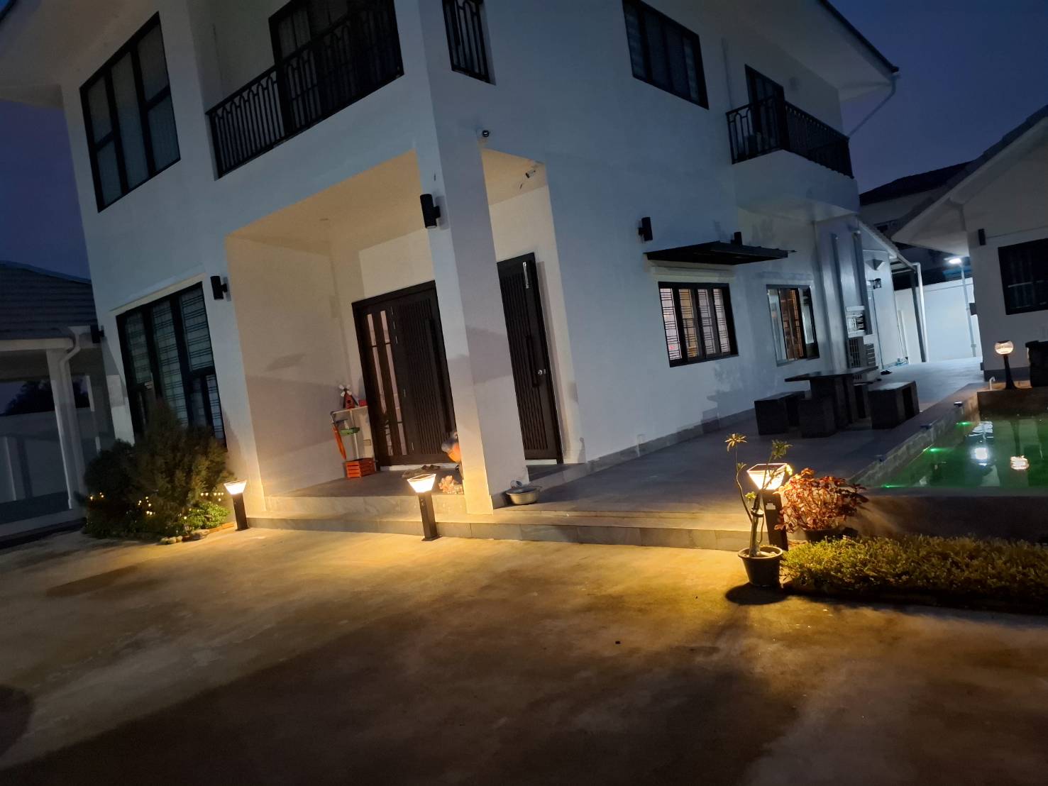 ไฟตั้งพื้นโซล่าเซลล์ ทรง พีระมิด สีดำ โคมใส (60 cm) (แสง : ขาว + เหลืองวอมไวท์)