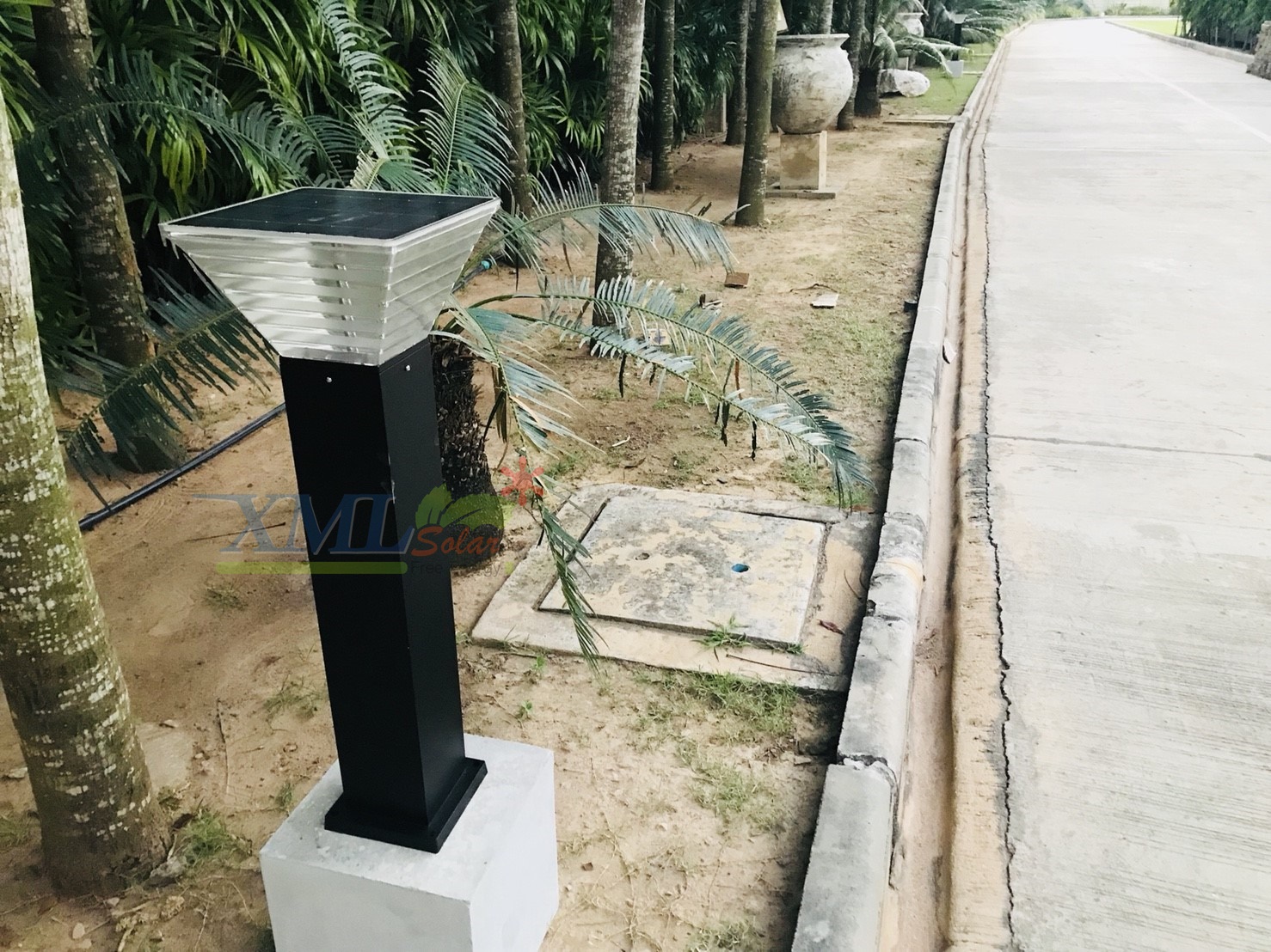 ไฟตั้งพื้นโซล่าเซลล์ ทรง พีระมิด สีดำ โคมใส (80 cm) (แสง : ขาว + เหลืองวอมไวท์)